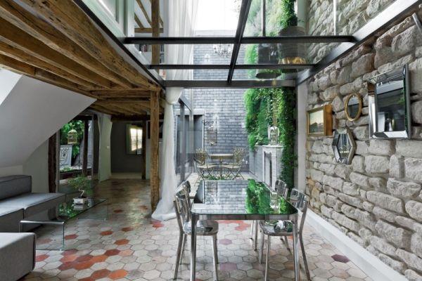 Ανακαινισμένο διώροφο διαμέρισμα καρδιά Παρίσι τραπεζαρία τοίχο από τούβλα
