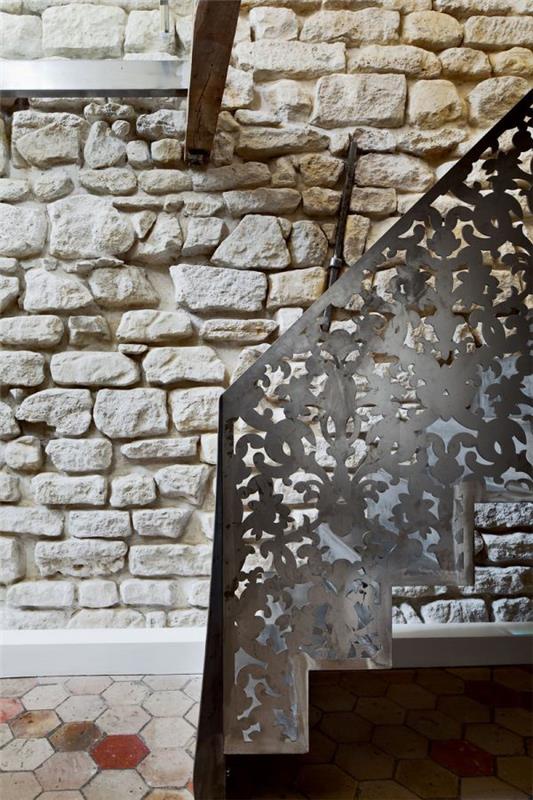 Ανακαινισμένο διώροφο διαμέρισμα καρδιά Παρίσι πέτρινοι τοίχοι σκάλες