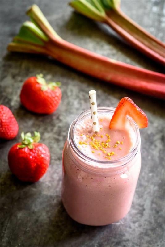 Συνταγές με Ραβέντι και Φράουλες Ανοιξιάτικες Συνταγές Rhubarb Strawberry Smoothie