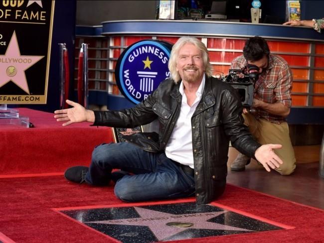 Ο Ρίτσαρντ Μπράνσον, λαμπερός δισεκατομμυριούχος, επιτυχημένος επιχειρηματίας πρωταγωνιστεί στη διάσημη οδό της φήμης στο Hollywood Walk of Fame