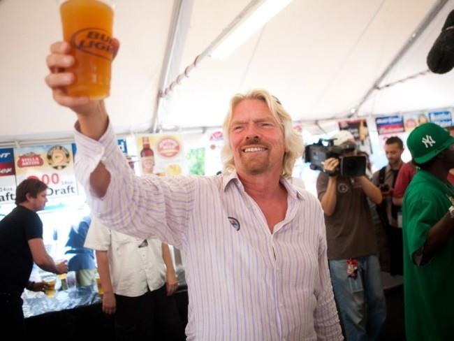 Ο Richard Branson υπερβολικός δισεκατομμυριούχος επιτυχημένος επιχειρηματίας γιορτάζει με φίλους