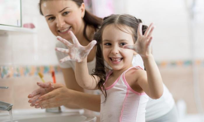 Σωστό πλύσιμο χεριών μητέρα παιδιού στο μπάνιο πλύσιμο χεριών