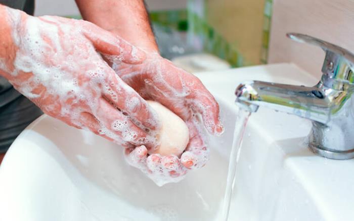 Το σωστό πλύσιμο των χεριών με σαπούνι κάτω από τρεχούμενο νερό για την καταπολέμηση της πανδημίας του COVID-19
