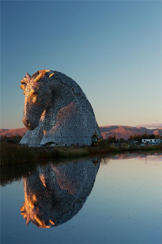 Το κεφάλι αλόγου των γιγάντιων Kelpies γλυπτά φυτό της Σκωτίας
