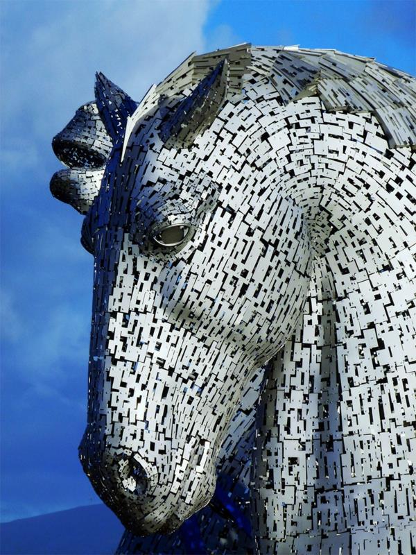 Τα γλυπτά της κεφαλής αλόγου των Giant Kelpies σχεδιάζουν τη Σκωτία