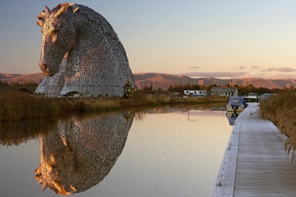 Γιγάντια γλυπτά κεφαλής αλόγου Kelpies Σκωτία