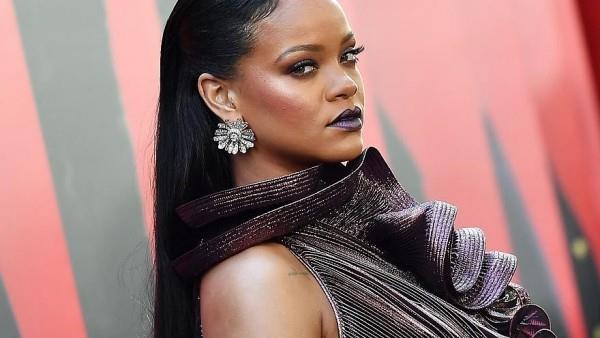 Η Rihanna ένα δυνατό δοχείο υπερβολής δεν κάνει κακό στην τραγουδίστρια της ποπ