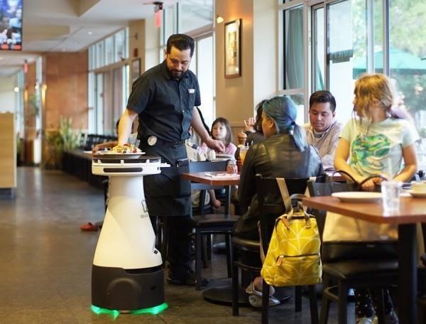 Οι μάγειρες ρομπότ θα ψήσουν σύντομα το ψωμί μας, θα παρασκευάσουν καφέ και θα φτιάξουν ρομπότ εστιατορίων σαλάτας