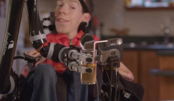 Ο ρομποτικός βραχίονας Jaco μπορεί να βοηθήσει τους χρήστες αναπηρικών αμαξιδίων στις καθημερινές εργασίες που διευκολύνονται