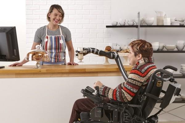 Ο ρομποτικός βραχίονας Jaco μπορεί να βοηθήσει τους χρήστες αναπηρικών αμαξιδίων με καθημερινές εργασίες να αλληλεπιδρούν ευκολότερα με τους ανθρώπους
