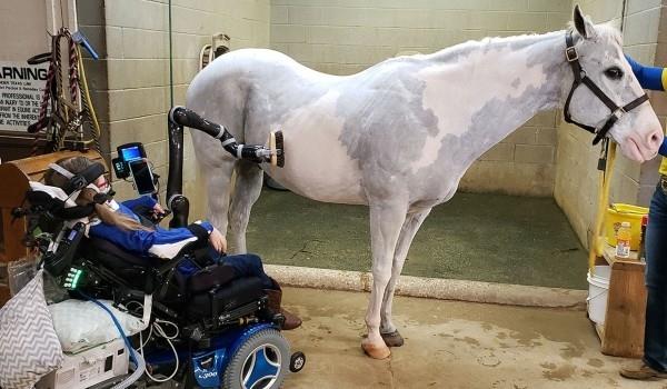 Ο ρομποτικός βραχίονας Jaco μπορεί να βοηθήσει τους χρήστες αναπηρικών αμαξιδίων στις καθημερινές εργασίες να φροντίζουν ένα κατοικίδιο άλογο με βραχίονα
