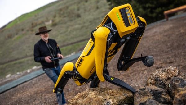 Ο σκύλος ρομπότ Spot από τη Boston Dynamics αναδεικνύει το νέο του σημείο με τις ικανότητές του να σκαρφαλώνει σε ψηλά βουνά