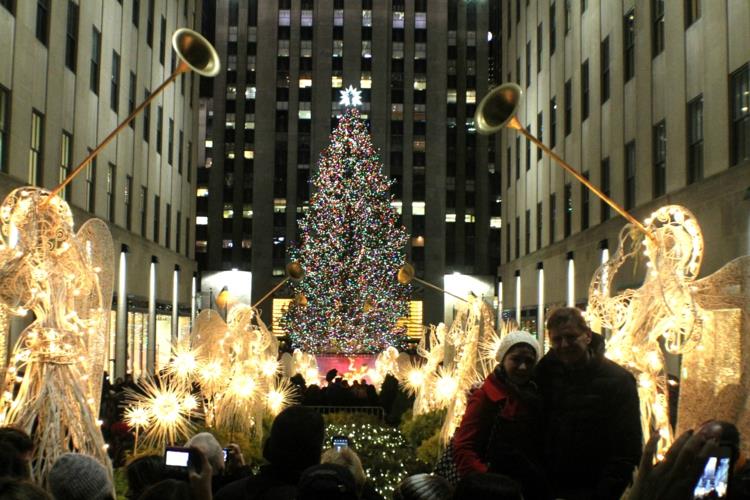 Έλατο Rockefeller Center το βράδυ των Χριστουγέννων στη Νέα Υόρκη