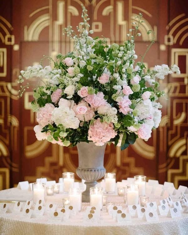 Ρομαντική διακόσμηση τραπεζιού υπέροχη ρύθμιση λουλουδιών στρογγυλό τραπέζι πολλά κεριά