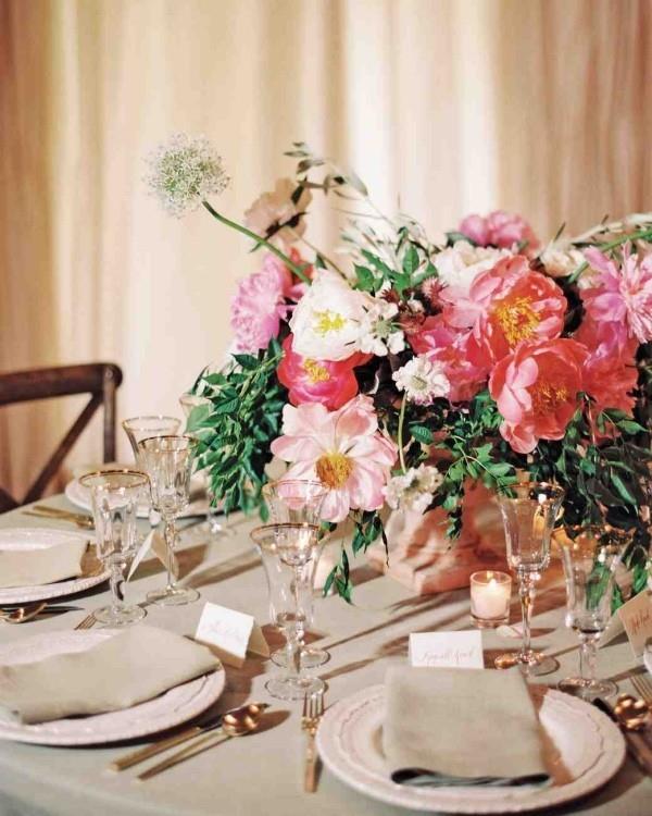 Ρομαντική διακόσμηση τραπεζιού, υπέροχη διακόσμηση λουλουδιών, λεπτά χρώματα