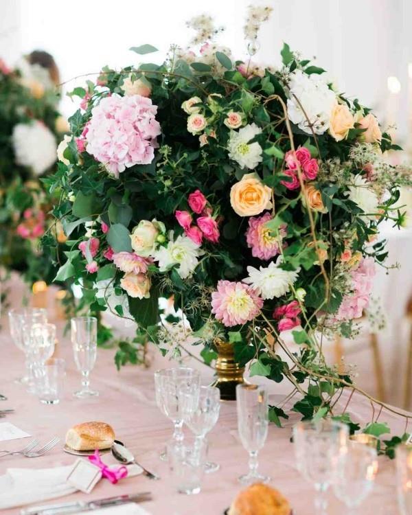 Ρομαντική διακόσμηση τραπεζιού με τριαντάφυλλα ορτανσίες πράσινα αφήνει υπέροχη λουλουδάτη διάταξη