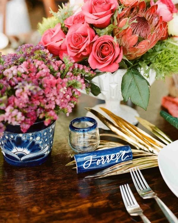 Ρομαντικές διακοσμήσεις τραπεζιού με τριαντάφυλλα υπέροχη διάταξη λουλουδιών συνδυάζουν σωστά τα χρώματα