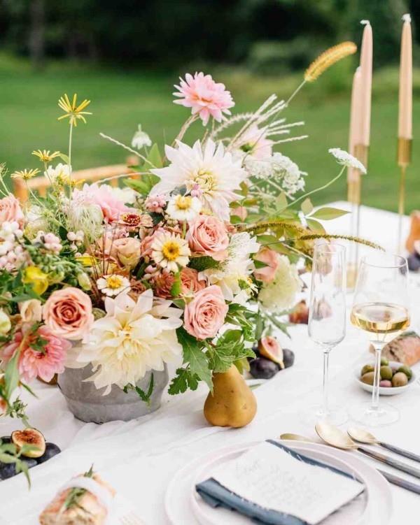 Ρομαντική διακόσμηση τραπεζιού με τριαντάφυλλα υπέροχη διακόσμηση λουλουδιών κεριά ποτήρια κρασιού