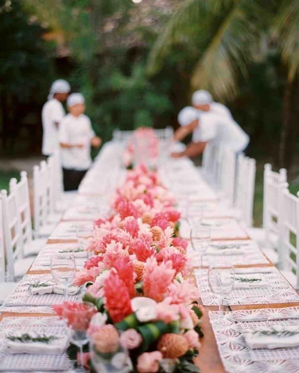 Ρομαντική διακόσμηση τραπεζιού με τριαντάφυλλα υπέροχο πάρτι διακόσμησης λουλουδιών έξω