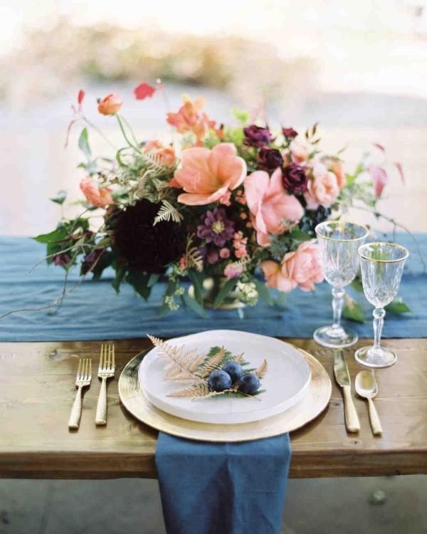 Ρομαντική διακόσμηση τραπεζιού με τριαντάφυλλα υπέροχο πάρτι διακόσμησης λουλουδιών