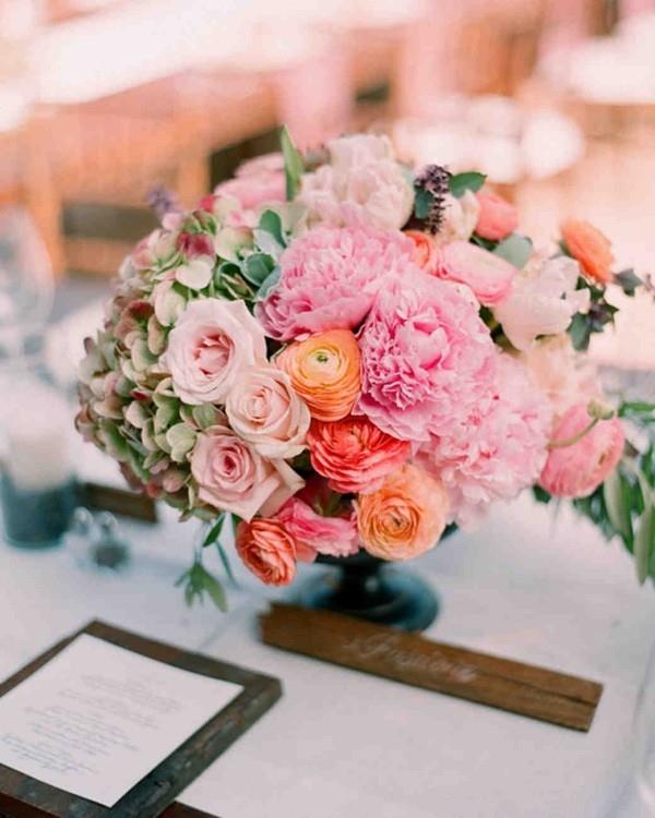 Ρομαντική διακόσμηση τραπεζιού με τριαντάφυλλα, υπέροχη διακόσμηση λουλουδιών εφέ WOW