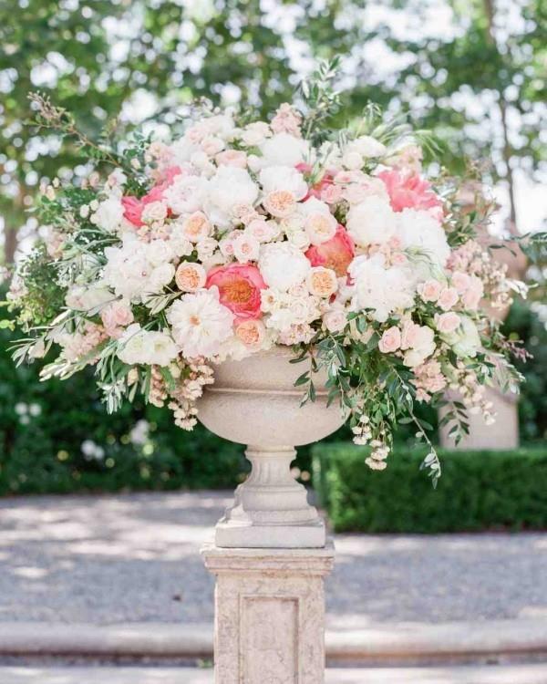 Ρομαντική διακόσμηση τραπεζιού με τριαντάφυλλα, υπέροχη ανθοσύνθεση για πάρτι έξω