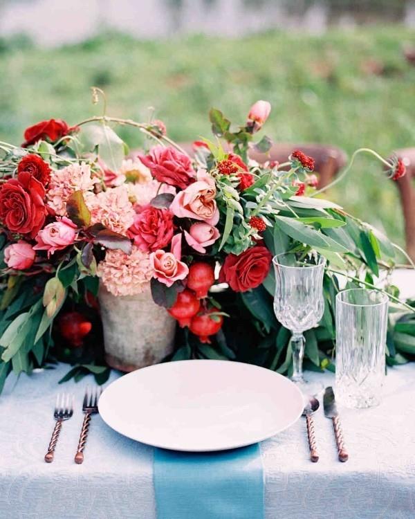 Ρομαντική διακόσμηση τραπεζιού με τριαντάφυλλα, υπέροχη διακόσμηση λουλουδιών σε στυλ εξοχικού σπιτιού
