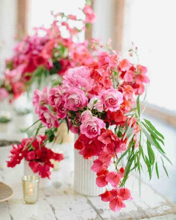 Ρομαντική διακόσμηση τραπεζιού με τριαντάφυλλα υπέροχη floral διάταξη κόκκινα λουλούδια