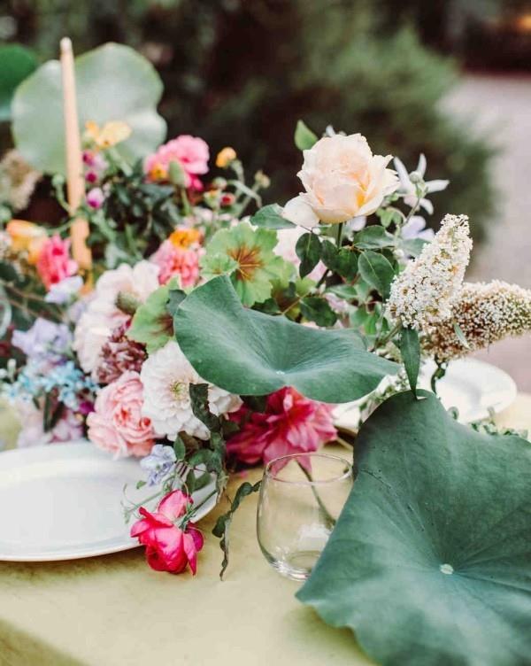 Ρομαντική διακόσμηση τραπεζιού με τριαντάφυλλα, υπέροχη διακόσμηση λουλουδιών, λεπτά χρώματα