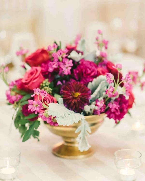 Ρομαντική διακόσμηση τραπεζιού με κόκκινα τριαντάφυλλα υπέροχη διακόσμηση λουλουδιών Ο εορτασμός ξεκινά