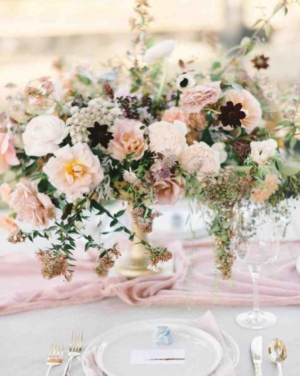 Ρομαντική διακόσμηση τραπεζιού με ντελικάτα ροζ τριαντάφυλλα, υπέροχη ανθοσύνθεση