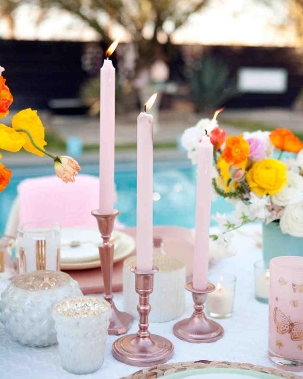 Ρομαντική διακόσμηση τραπεζιού ροζ κεριά φωτίζει όμορφη διάταξη λουλουδιών