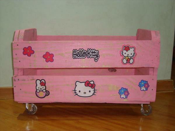 Ροζ κουτί αποθήκευσης με ρολά από ξύλινες παλέτες diy