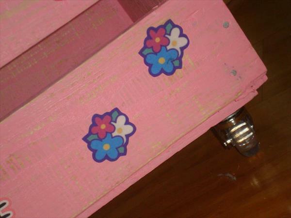 Ροζ κουτί αποθήκευσης με ρόδες από ξύλινες παλέτες Kinder