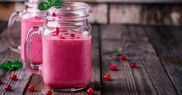 Ροζ smoothie από άγρια ​​κράνμπερι σε ποτήρι Τα Smoothies σας κάνουν αδύνατους και υγιείς