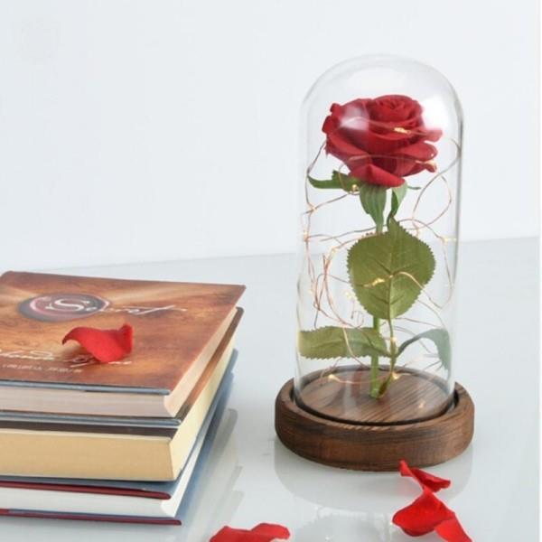 Το τριαντάφυλλο σε ένα ποτήρι ως διακόσμηση στο σπίτι με μια ευγενή εμφάνιση μαγεύει