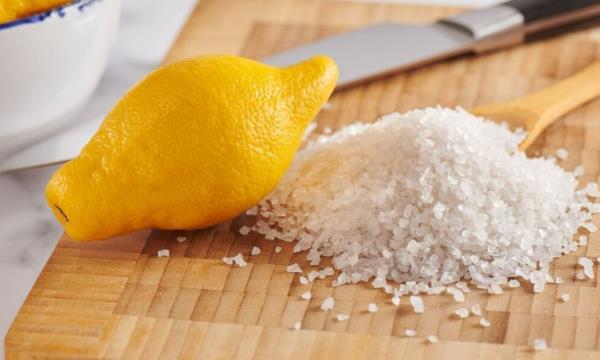 Αφαιρέστε τη σκουριά - λεμόνια και αλάτι