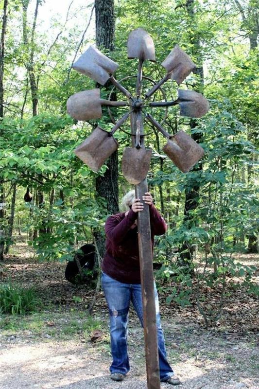 Σκουριασμένη διακόσμηση κήπου φτυάρι