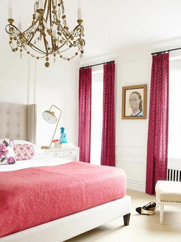 Κόκκινες κουρτίνες ρολά περσίδες πολυέλαιος κρεβάτι
