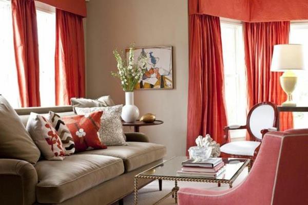 Κόκκινες κουρτίνες ρολά περσίδες παράθυρο εσωτερικό σπιτιού
