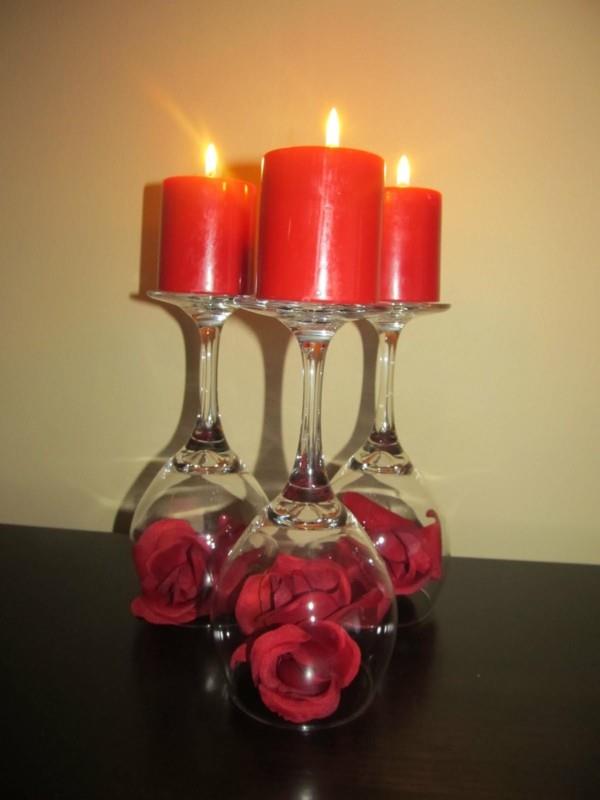 Φτιάξτε μόνοι σας κόκκινα κεριά σε αναποδογυρισμένα ποτήρια
