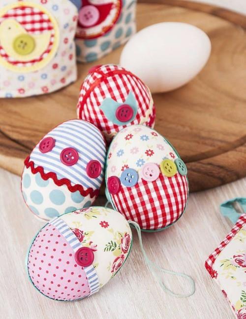 Κόκκινα πασχαλινά αυγά καλυμμένα κουμπιά