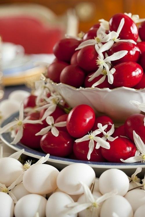 Κόκκινα Πασχαλινά αυγά τσίμπημα etagere λαμπερά λουλούδια