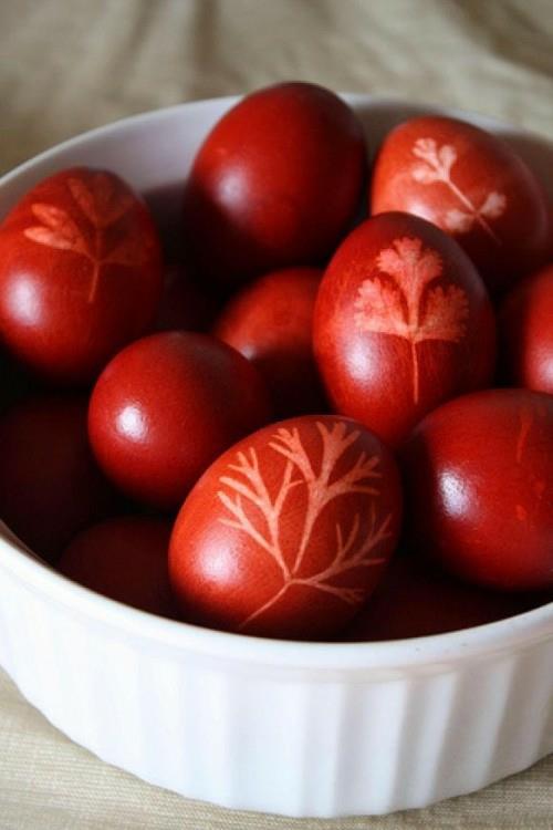 Βάψτε κόκκινα πασχαλινά αυγά με λαμπερό μοτίβο