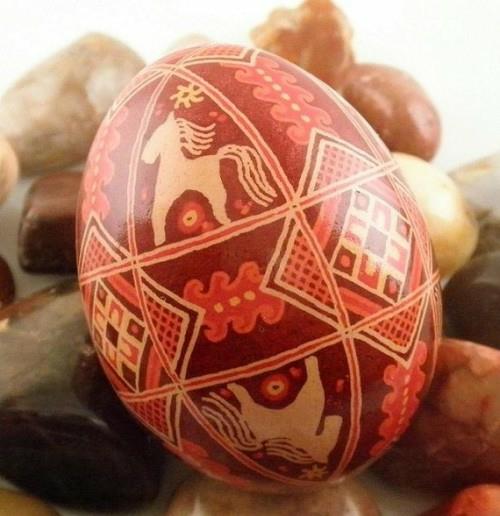 Κόκκινα πασχαλινά αυγά βάφουν ξύλινα αυγά με μοτίβο διακοσμημένα