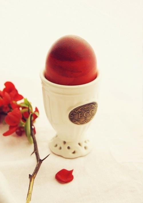 Κόκκινα πασχαλινά αυγά που βάφουν ξύλινη αυγό κεραμική θήκη αυγών