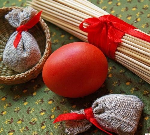 Βάψτε κόκκινα πασχαλινά αυγά με πρωτότυπο και γιορτινό τρόπο