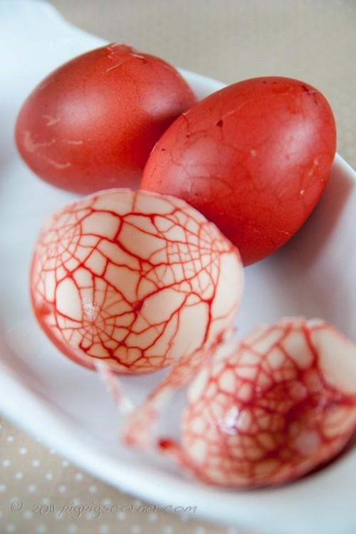 Αρχικά διακοσμημένα κόκκινα πασχαλινά αυγά