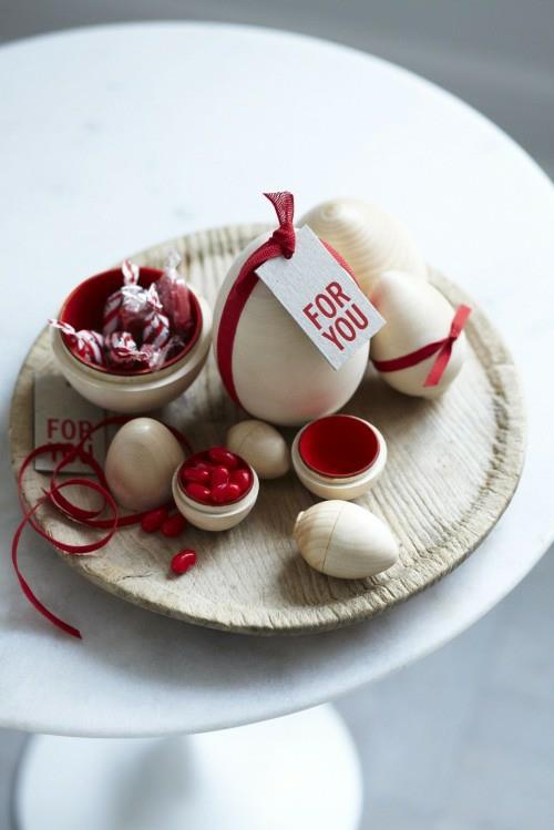 Κόκκινα πασχαλινά αυγά τσιμπήματα ξύλινων πιάτων