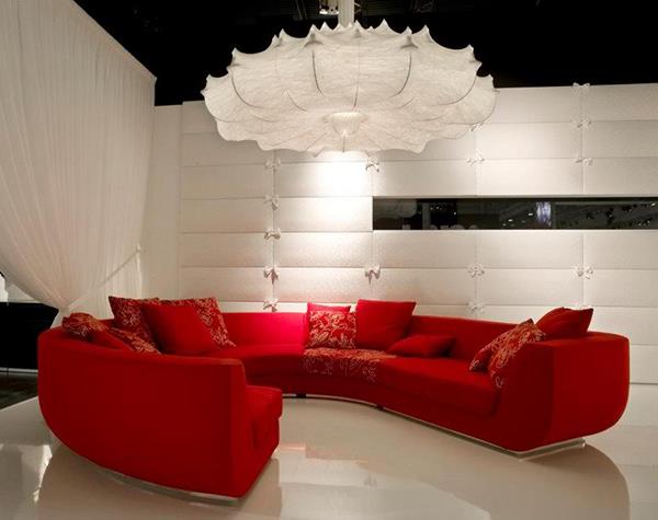 Κόκκινοι καναπέδες καθιστικό Marcel Wanders γωνιακός λαμπτήρας καναπέ